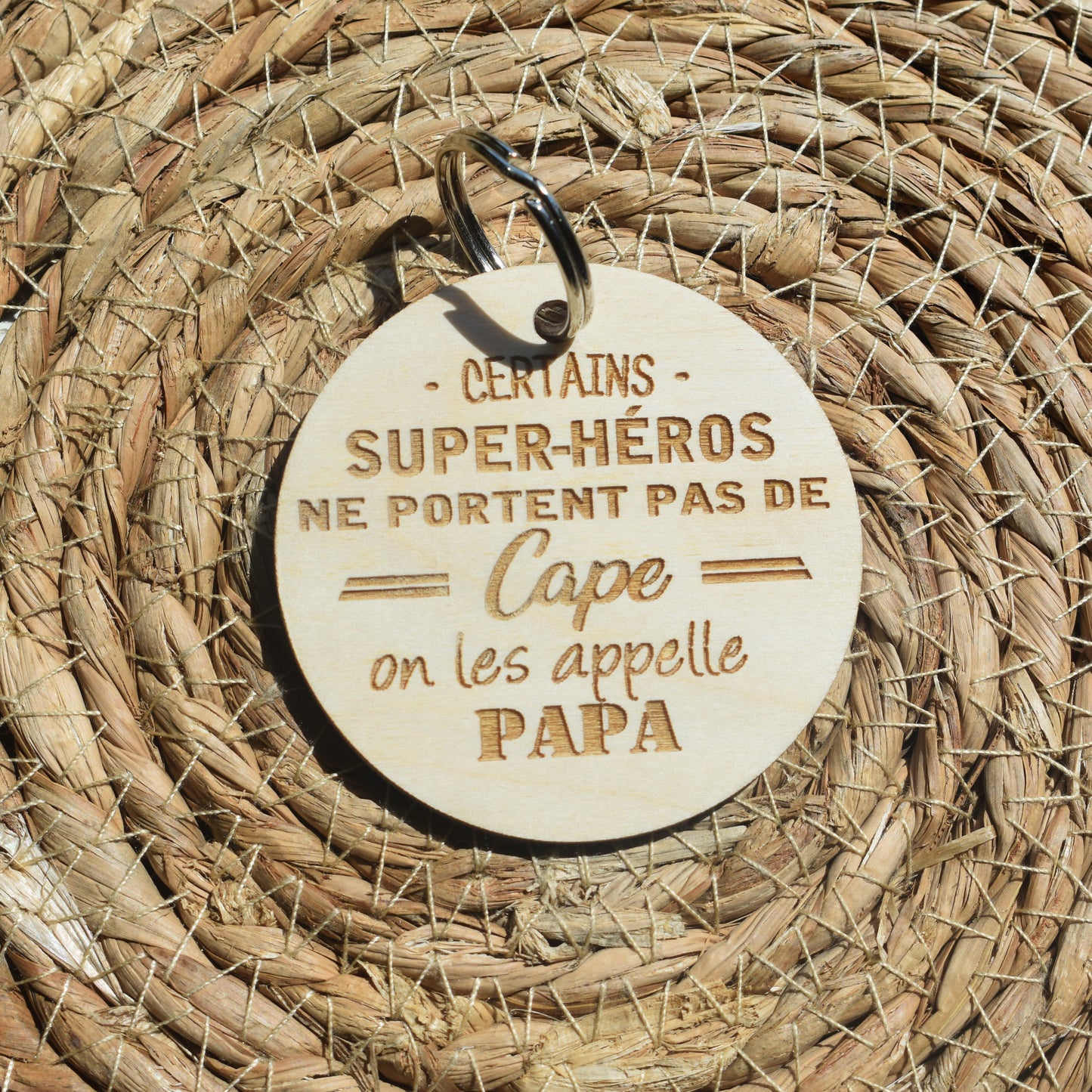 Porte-clé en bois – Certains super-héros ne portent pas de cape, on les appelle ...