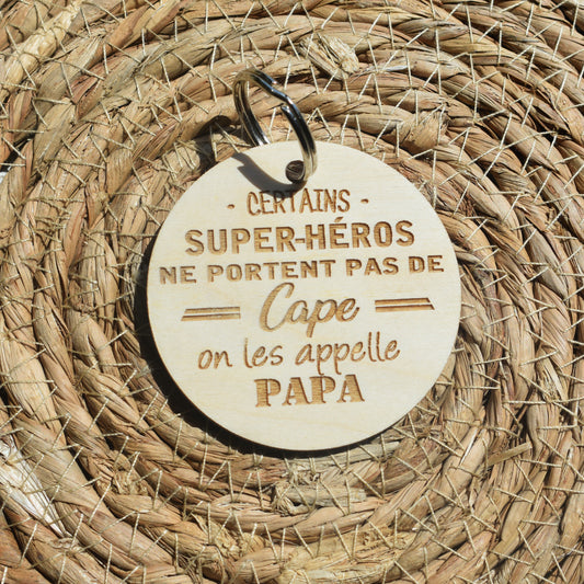 Porte-clé en bois – Certains super-héros ne portent pas de cape, on les appelle ...