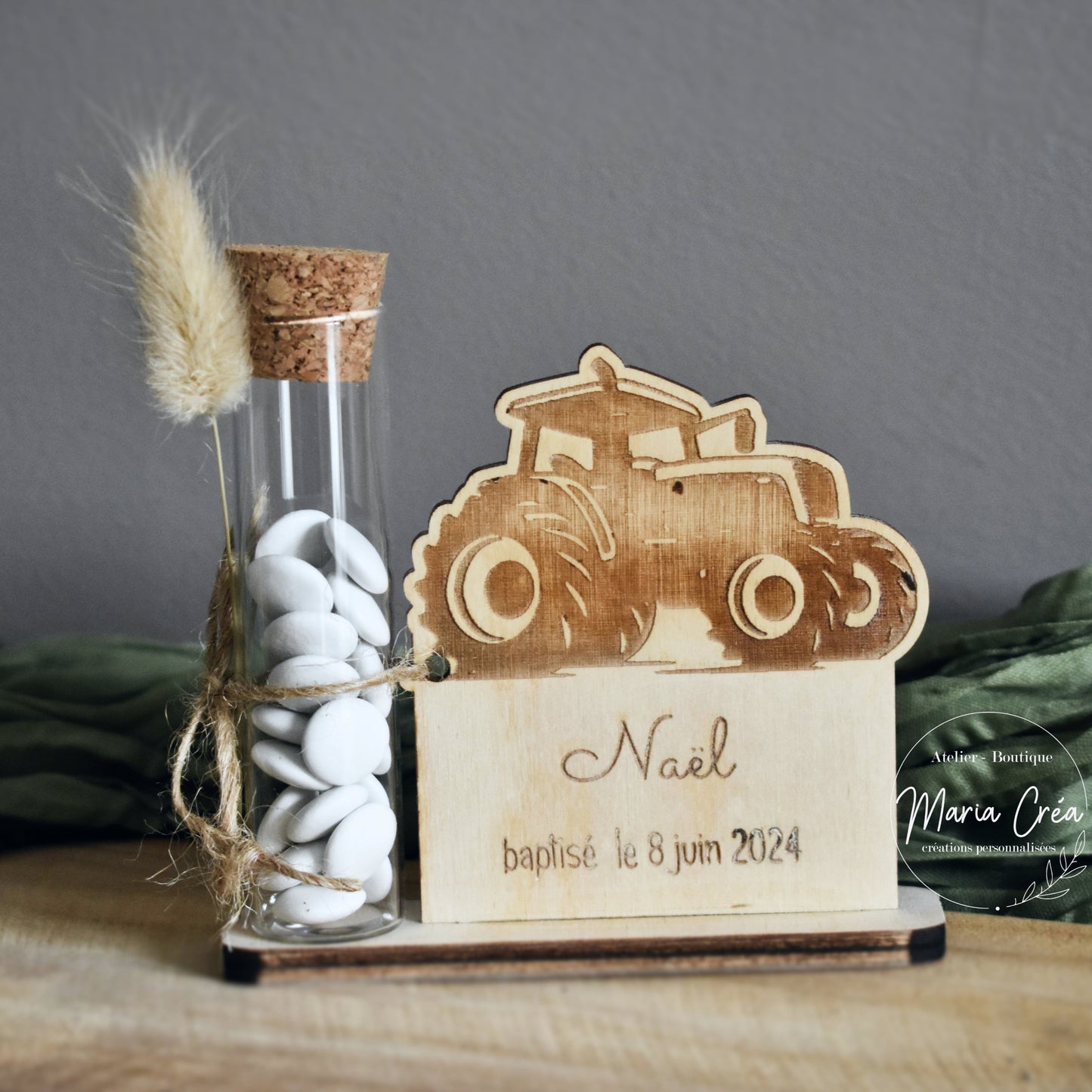 Figurine souvenir en bois tracteur