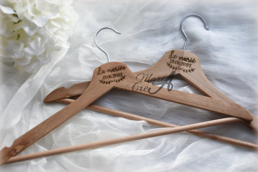 Cintres en bois gravés - Le marié / la mariée