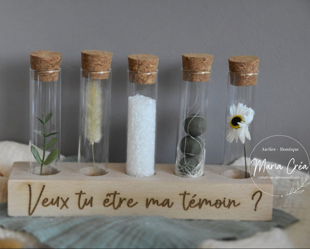 Support en bois gravé avec fioles en verre - Texte demande