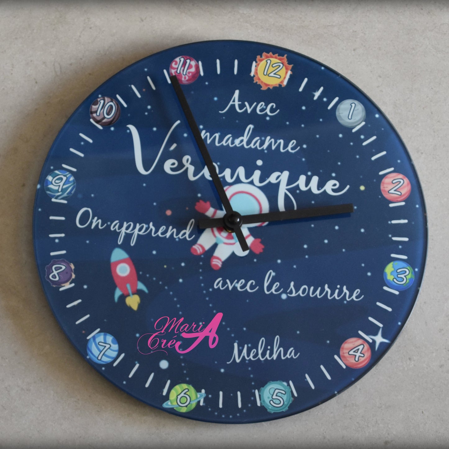 Horloge à suspendre - chez madame/monsieur.. on apprend avec le sourire - thème espace
