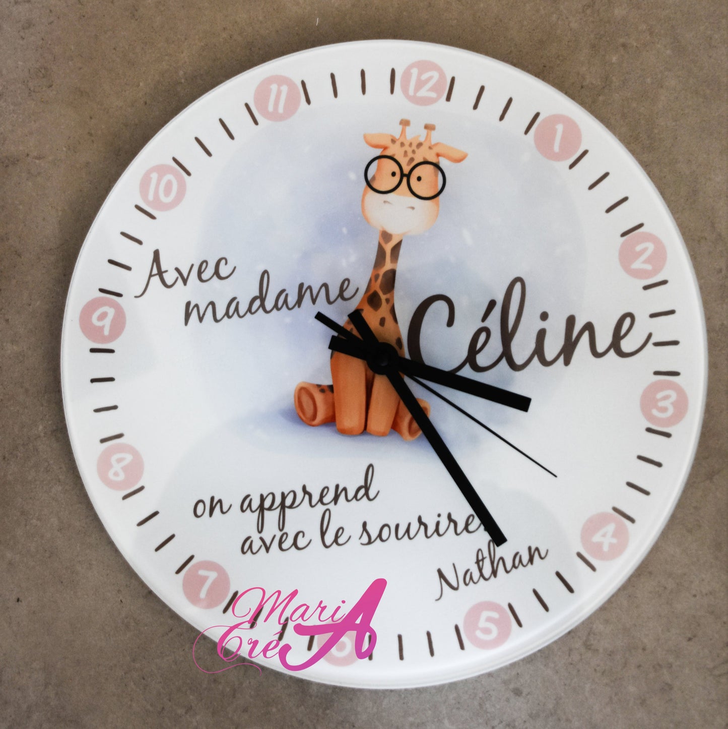 Horloge à suspendre - Avec madame ..., on apprend avec le sourire - motif girafe