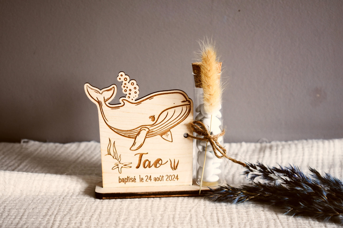 Figurine souvenir en bois baleine
