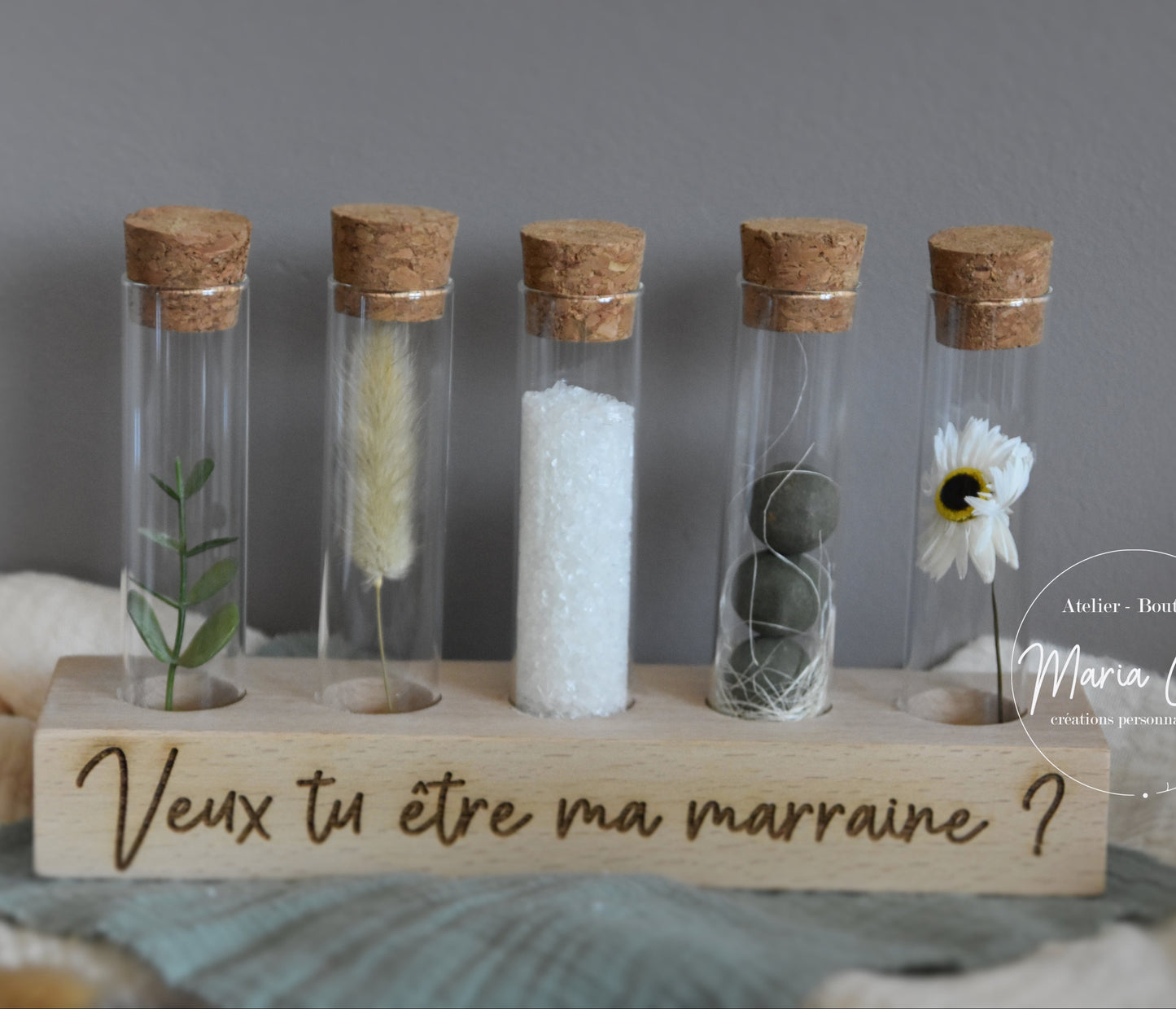 Support en bois gravé avec fioles en verre - Texte demande