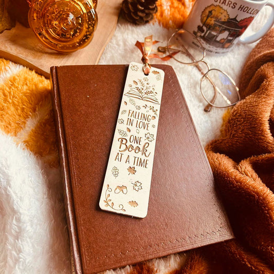 Marque-page en bois gravé « Falling in love »
